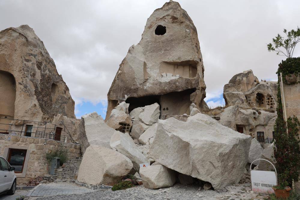 Kapadokya'da milyonlarca yıllık peribacası yıkıldı 13